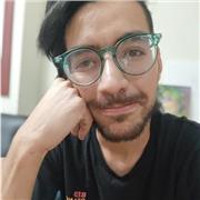 Profesional de artes graficas dicta clases de historia del arte para estudiantes de educación media y educación superior